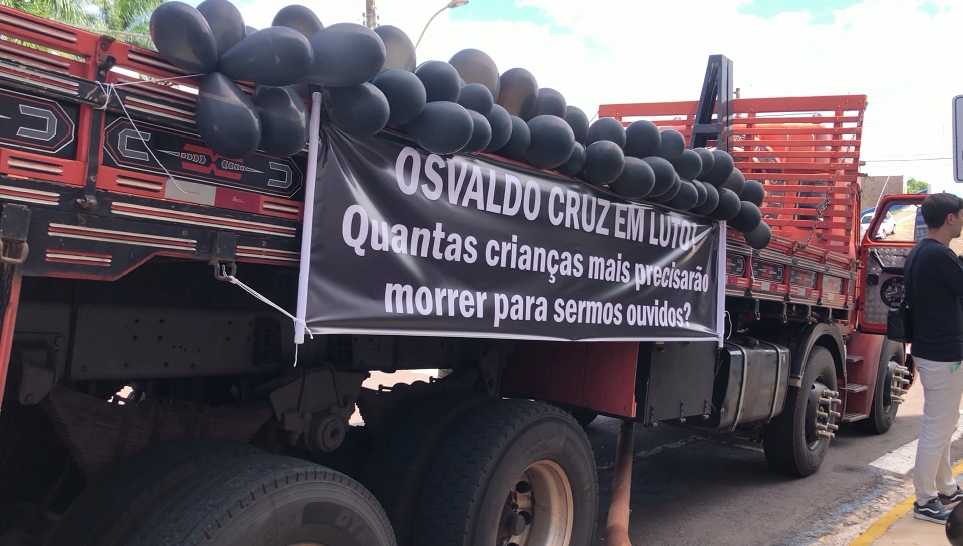 Após morte de criança, protesto cobra melhoria no atendimento pediátrico em Osvaldo Cruz