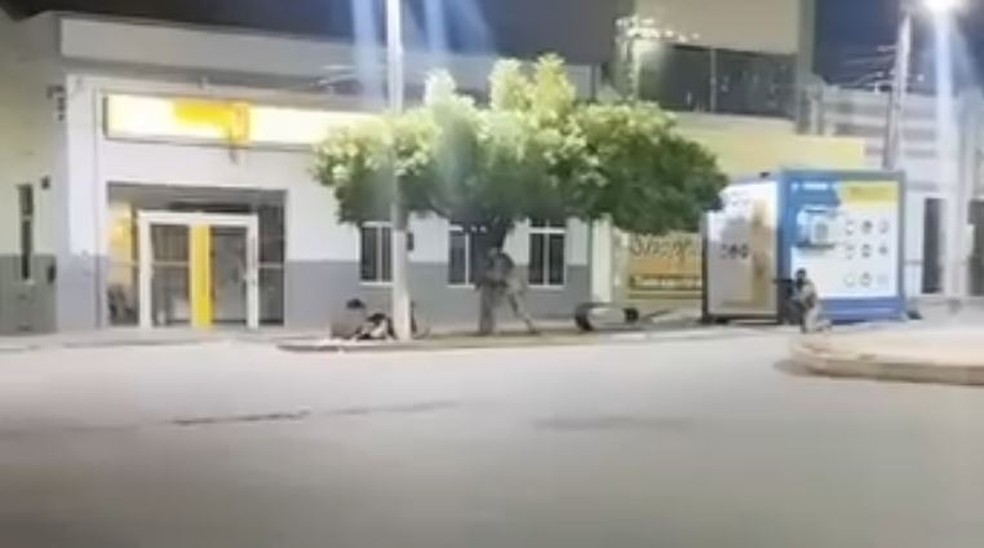 Agentes cercaram à agência bancária para capturar os criminosos. — Foto: Reprodução