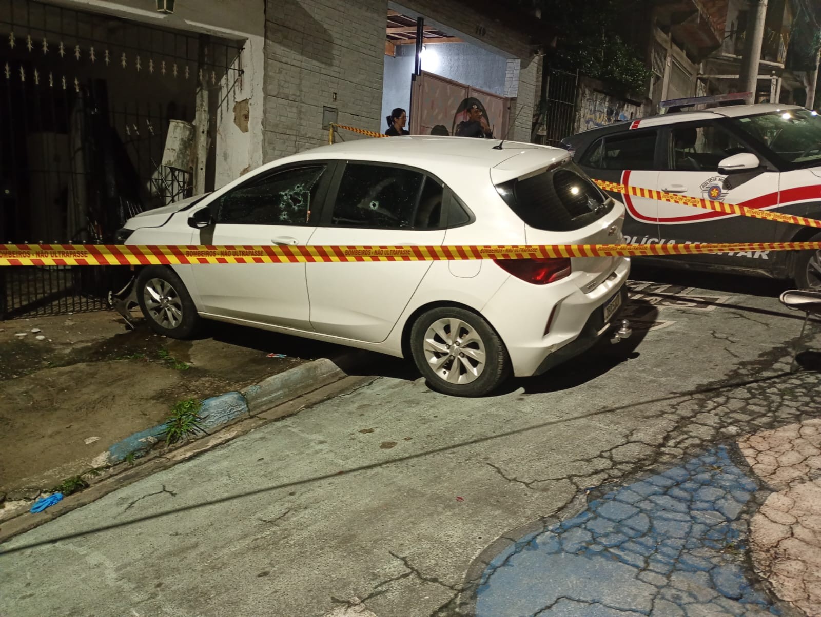 Homem morre e mulher é baleada durante tiroteio em Itaquaquecetuba