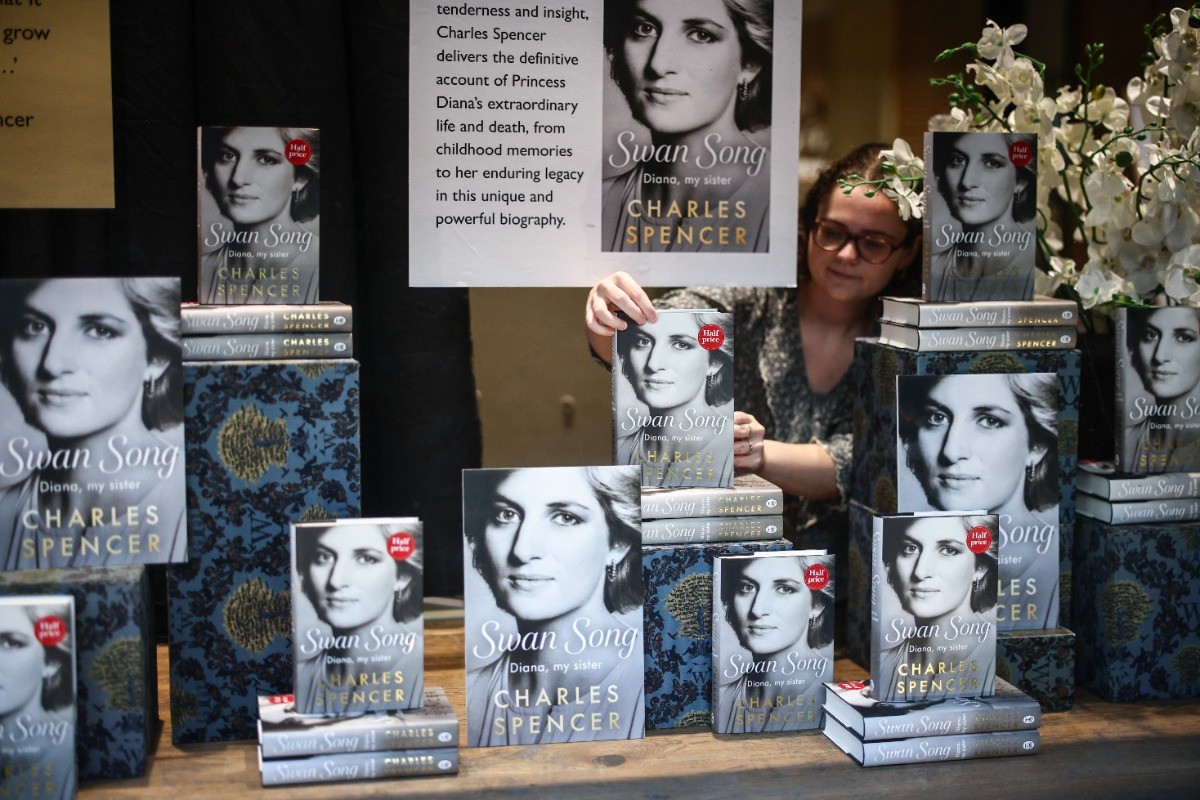 Livro sobre a princesa Diana é lançado no Reino Unido; veja as revelações e acusações feitas pelo irmão da princesa