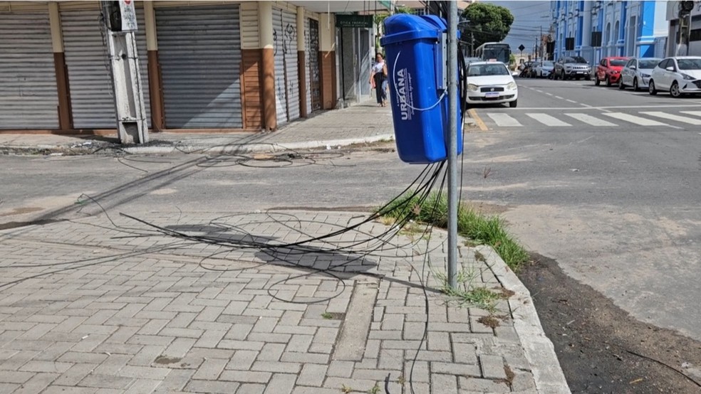 Cabos caídos na avenida Ulisses Caldas em Natal, após furto — Foto: Stephany Souza/Inter TV Cabugi