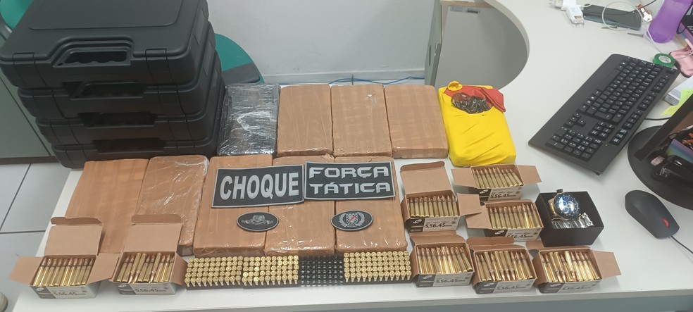 Polícia apreendeu drogas, munições de fuzil e cases de pistola em pousada em Fortaleza, onde suspeitos de matar policial penal estavam hospedados. — Foto: Polícia Militar/ Divulgação