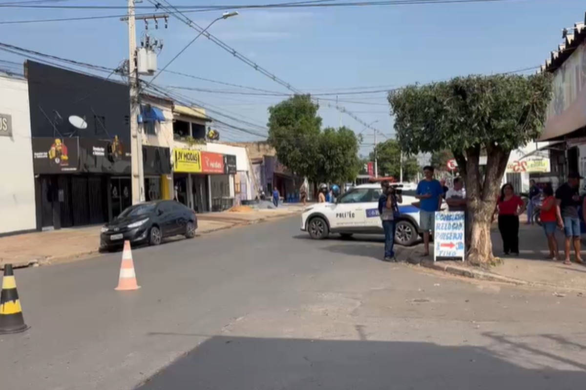 Motociclista morre após bater em carro e motorista foge a pé em Cuiabá