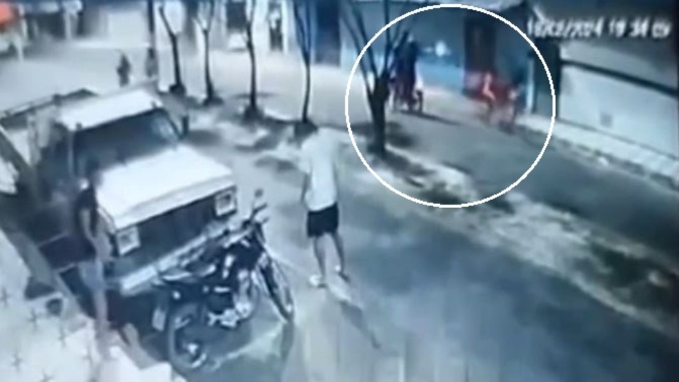 Homem de 22 anos, com antecedentes por tráfico de drogas, foi baleado na Avenida Almir Dutra, no Bairro Alto da Mangueira, em Maracanaú. — Foto: Reprodução