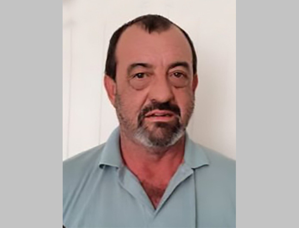 Carreta atinge muro de igreja ao sair da pista e motorista morre na BR-101, em Campos 