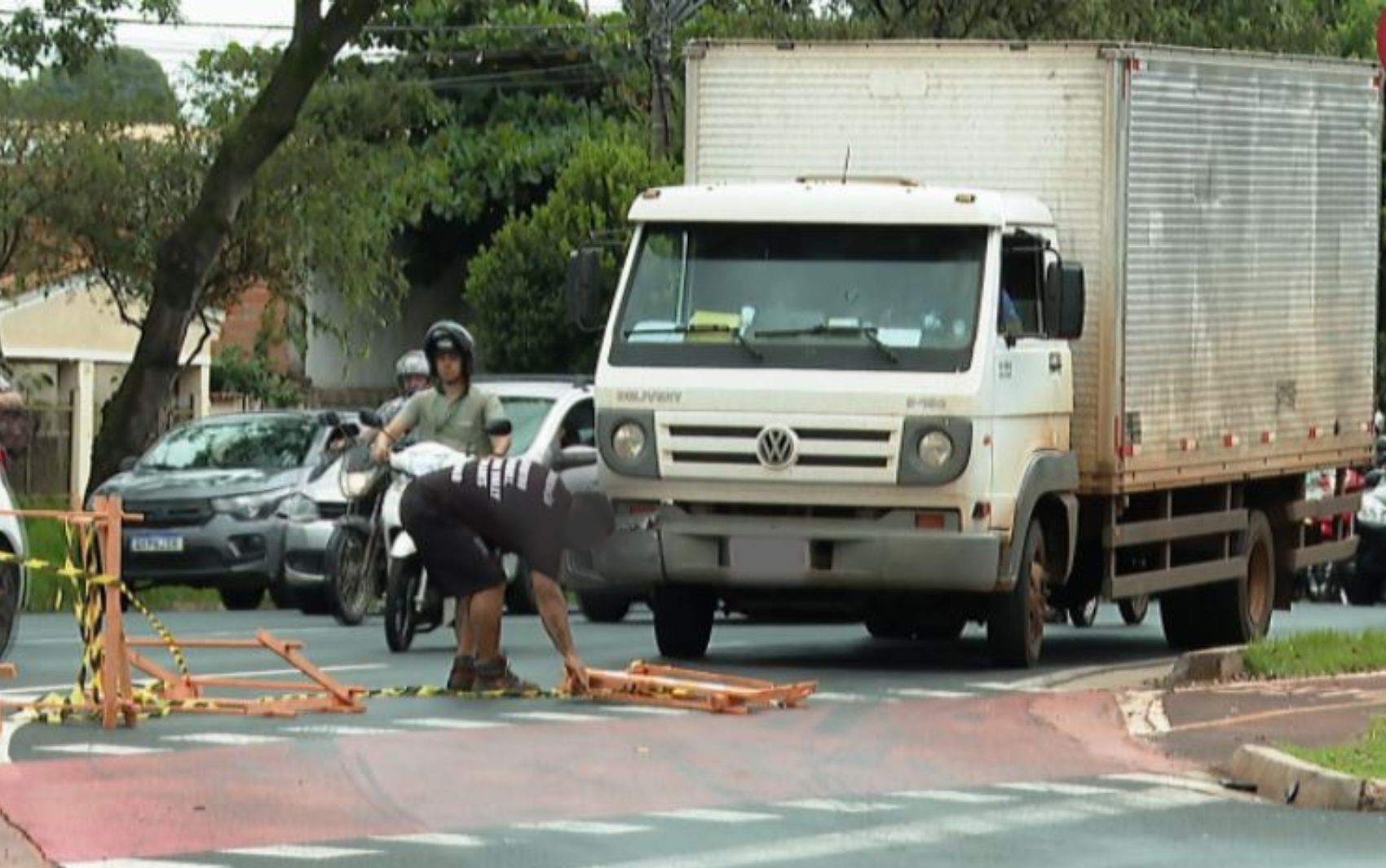 Passageiro de caminhão remove cavalete para 'furar' interdição em avenida de Ribeirão Preto; VÍDEO 