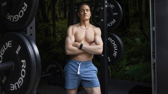 Quem é o milionário de 47 anos que tenta 'reverter o tempo' e voltar a ter 18 com experimentos no corpo - Empresário Bryan Johnson já gastou milhões em rotina com luz infravermelha, dieta vegana e 54 suplementos por meio de um método chamado 'Blueprint'. que é questionado por médicos.