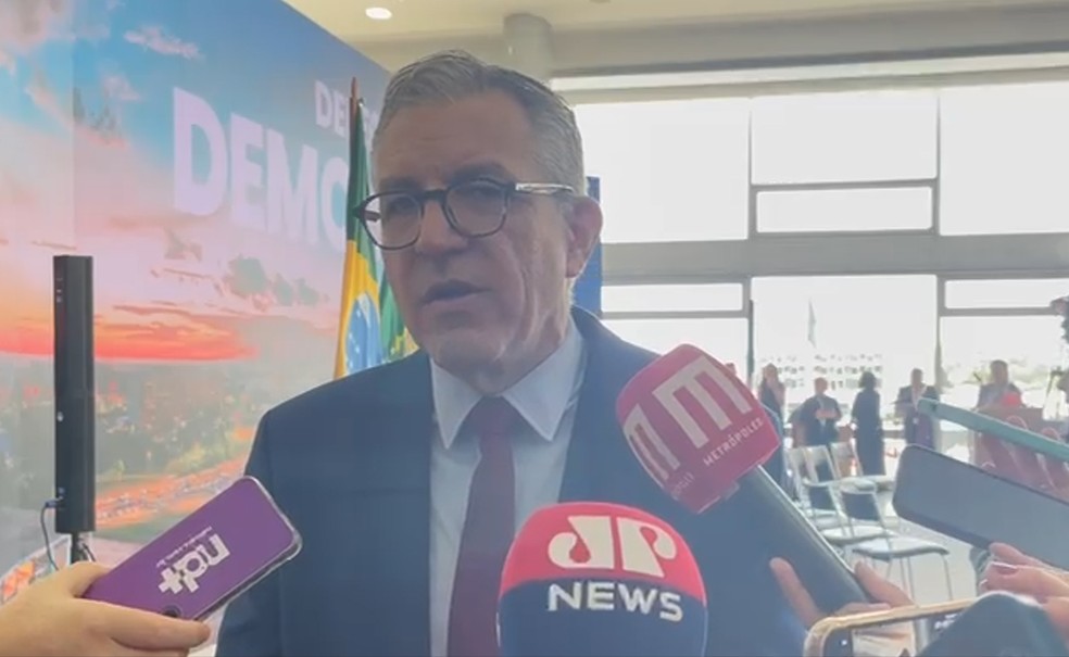 Alexandre Padilha conversa com jornalistas no Palácio do Planalto. — Foto: Marcela Cunha/g1