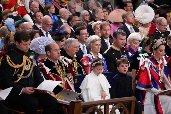 Família Real compartilha registro de brasileira durante coroação