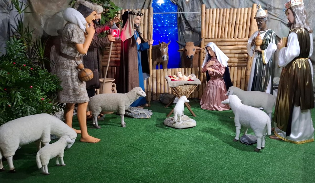 Presépio de 9 metros de comprimento e outro com personagens em tamanho real viram tradição de famílias no interior de SP 