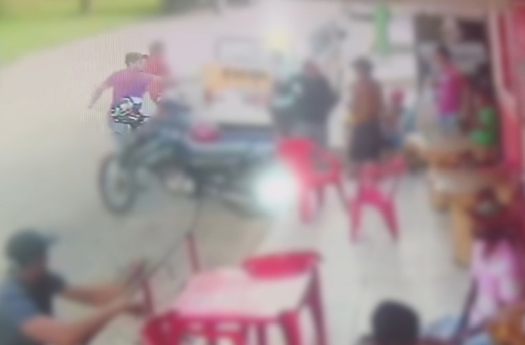 VÍDEO: Homem armado estaciona carro, invade bar e atira contra cliente no ES
