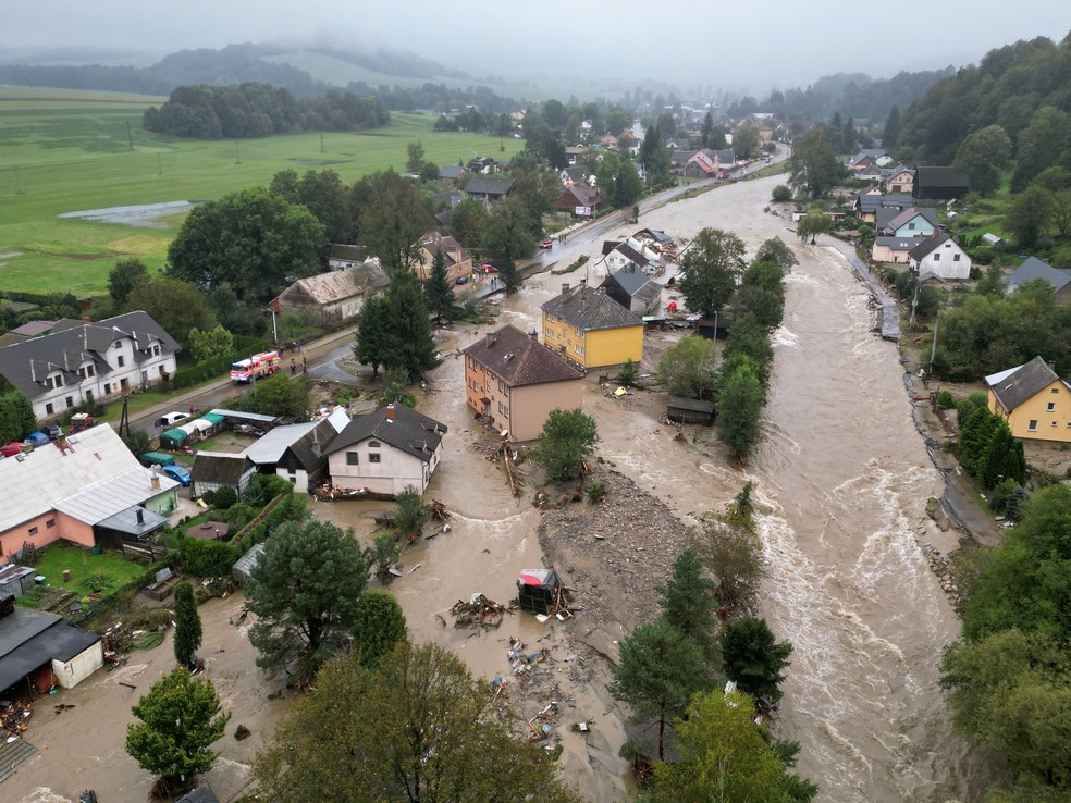 Vista aérea de Jesenik, na Tchéquia, durante inundação neste domingo (15) — Foto: David W Cerny/Reuters