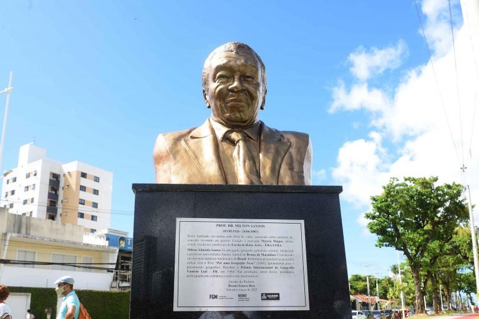 Busto de Milton Santos fica na avenida de mesmo nome — Foto: Betto Jr/Secom