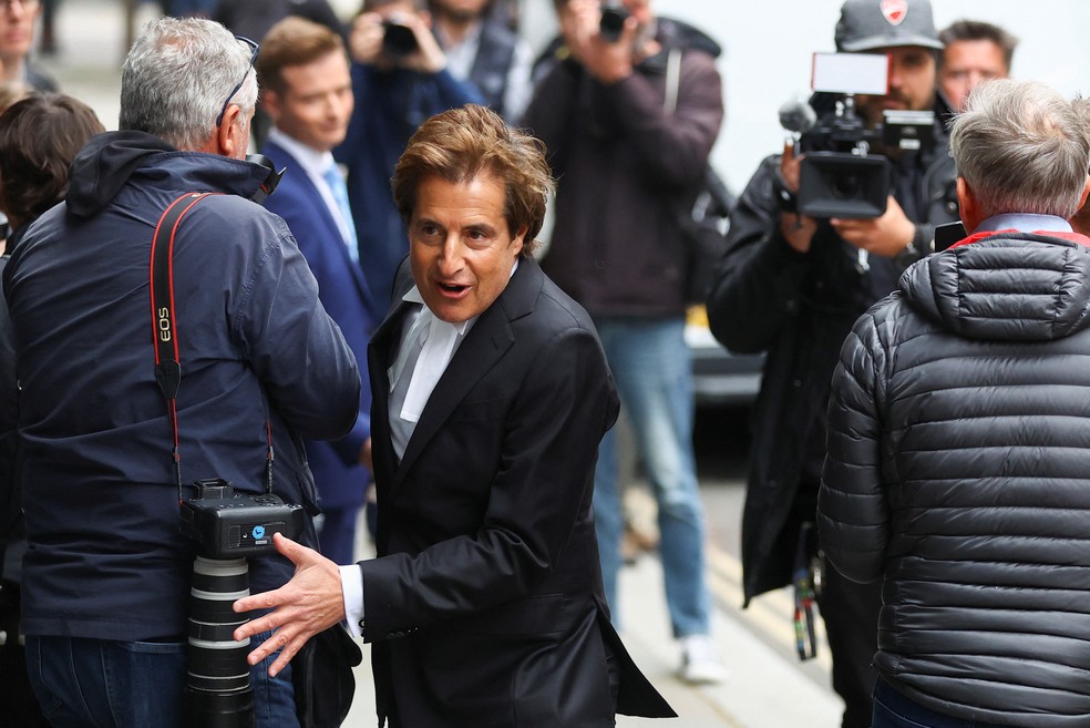 Um dos advogados do príncipe Harry, David Sherborne, chega a tribunal em Londres para avisar ao juiz que seu cliente, convocado a depor, não conseguiu chegar a tempo, em 5 de junho de 2023.  — Foto: Hannah McKay/ Reuters