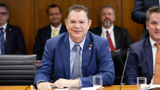 Bancada do PL vai priorizar anistia na semana do julgamento de Bolsonaro no STF - Sóstenes Cavalcante pretende levar a pauta para reunião de líderes partidários na terça-feira (2), mesmo dia em que o Supremo começa a julgar Jair Bolsonaro e outros réus envolvidos na trama golpista.