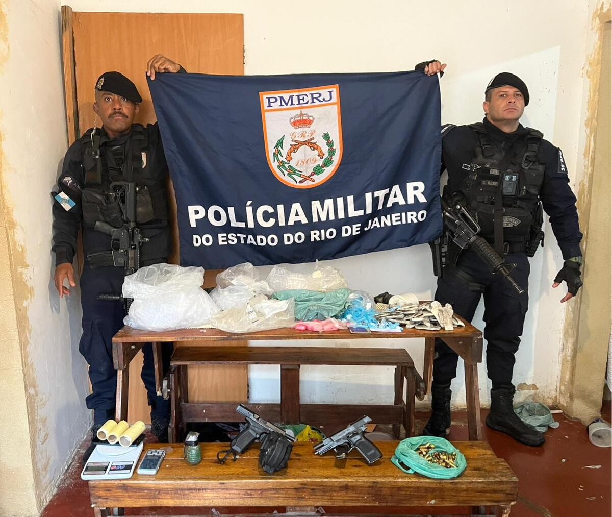 Jovem é presa com armas, drogas e granada em Três Rios