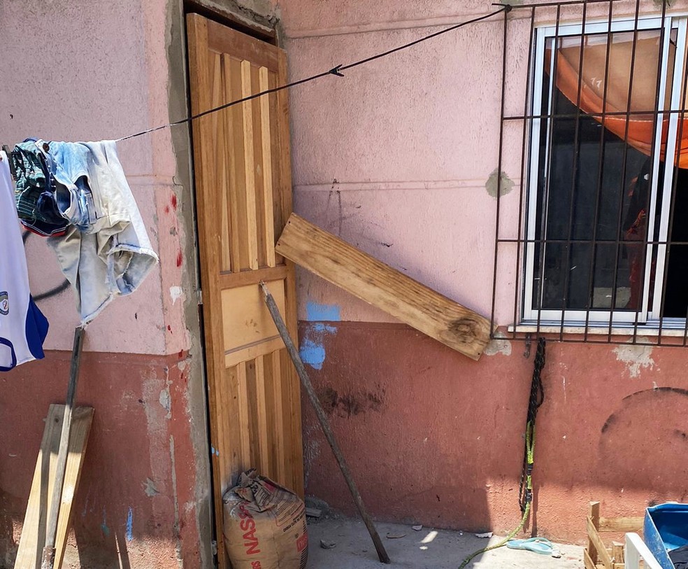 Área da casa onde cão atacou a criança em Teixeira de Freitas — Foto: 18 BBM