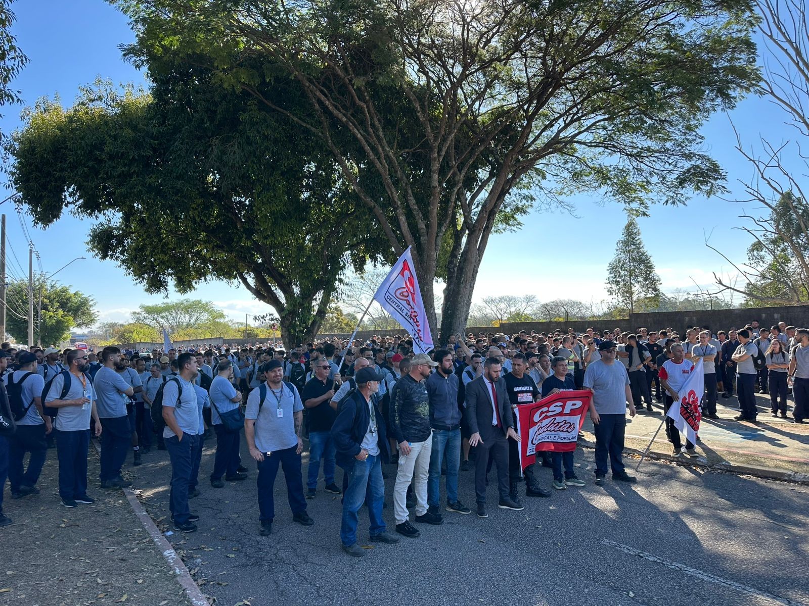 Metalúrgicos da Embraer aprovam greve em São José dos Campos; empresa diz que fábricas operam normalmente