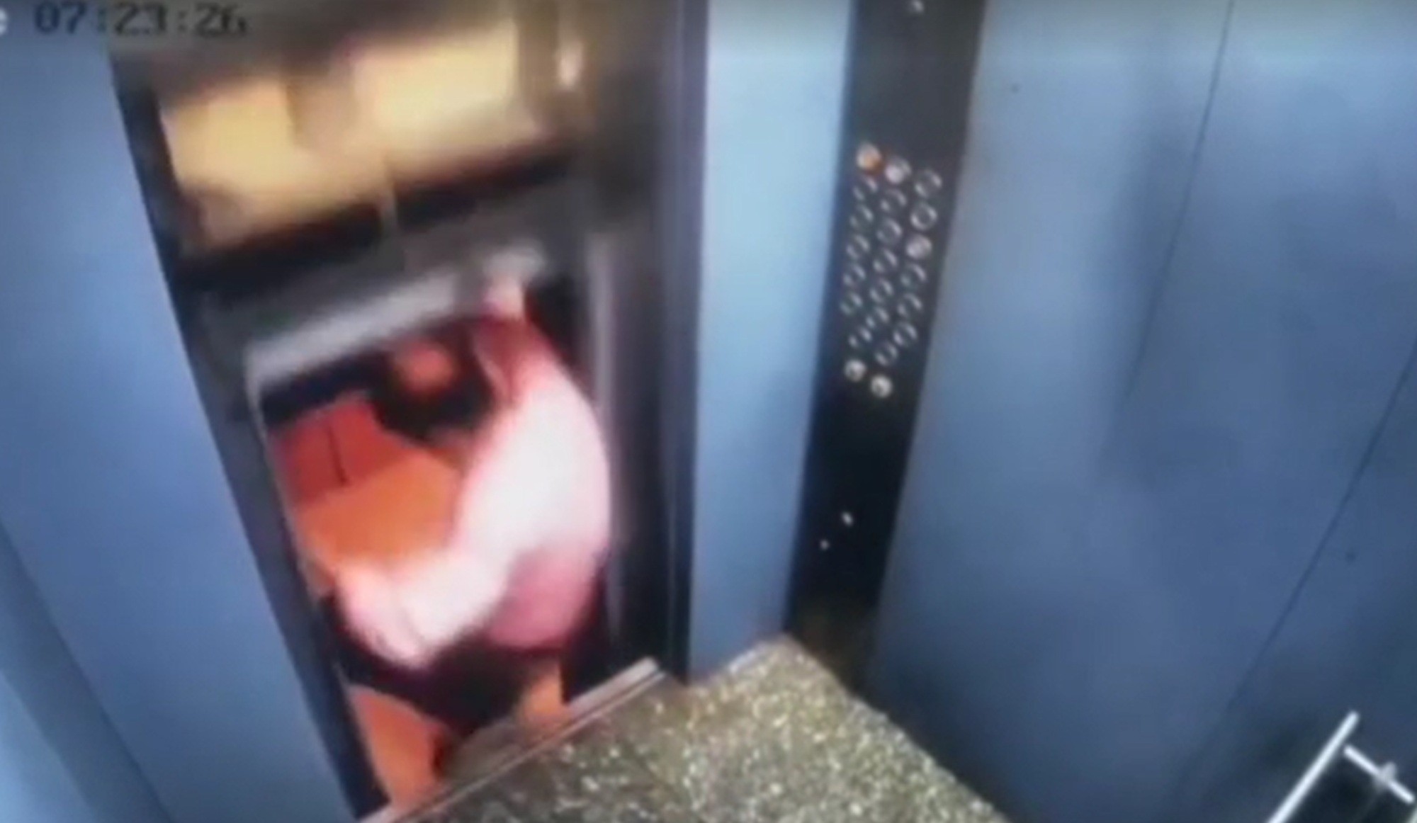 É #FATO: Homem escapa de ser esmagado ao sair de elevador na Índia; assista ao vídeo