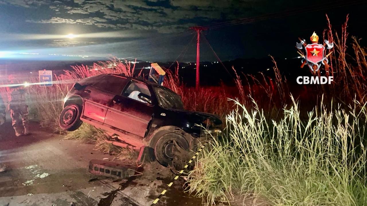 Batida entre carros deixa dois mortos e um ferido na BR-290, no Gama 