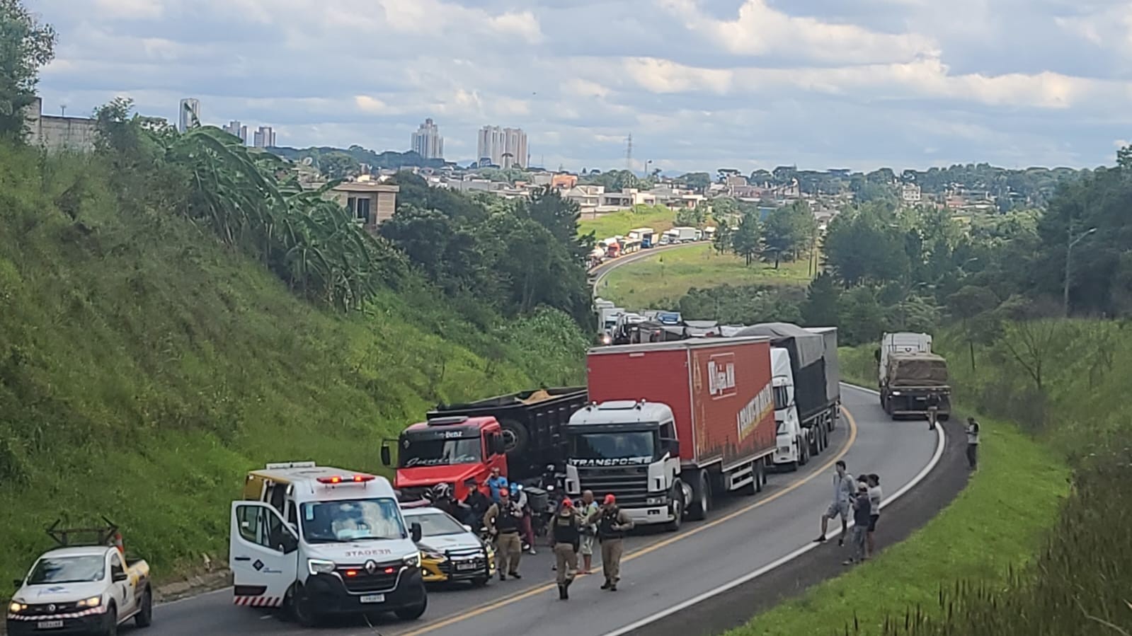 Mulher faz ultrapassagem proibida com carro de prefeitura do Paraná, bate de frente com caminhão, e fica presa entre ferragens