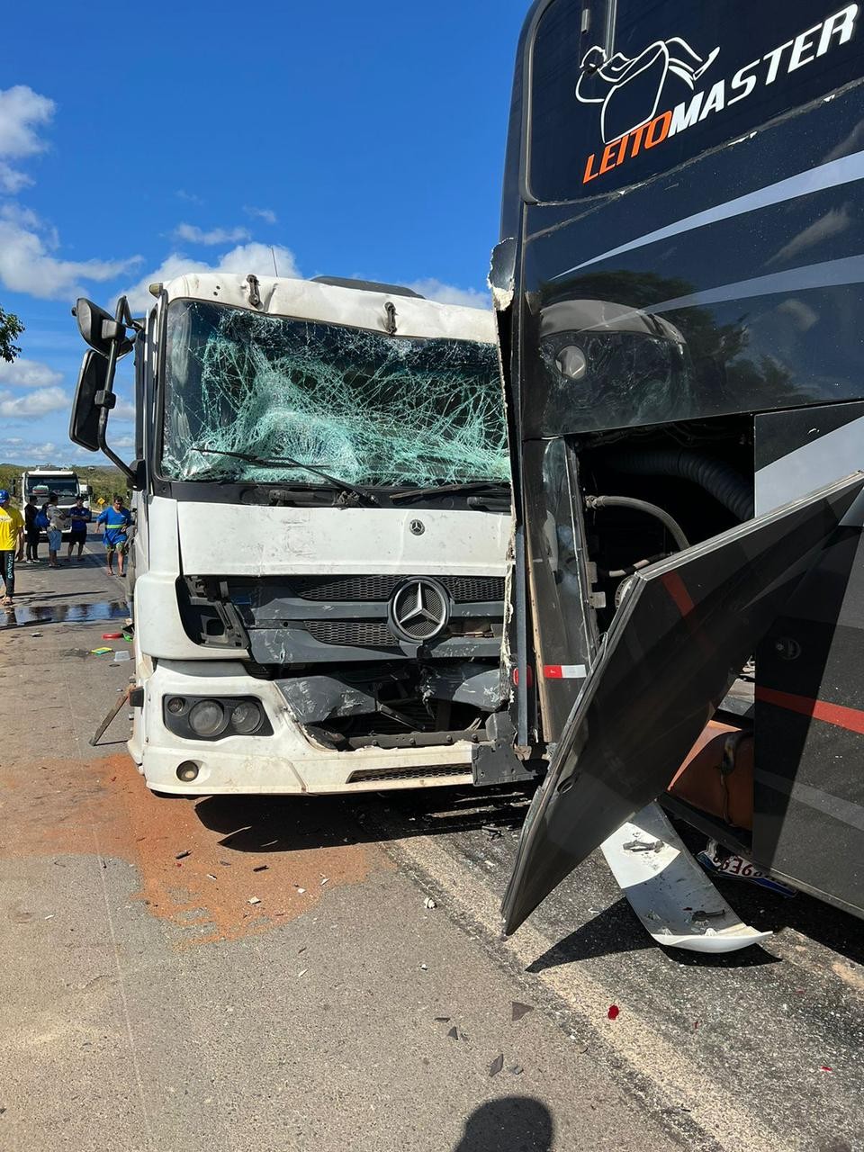 Acidente entre ônibus, carreta e carro é registrado na BR-251, em Francisco Sá