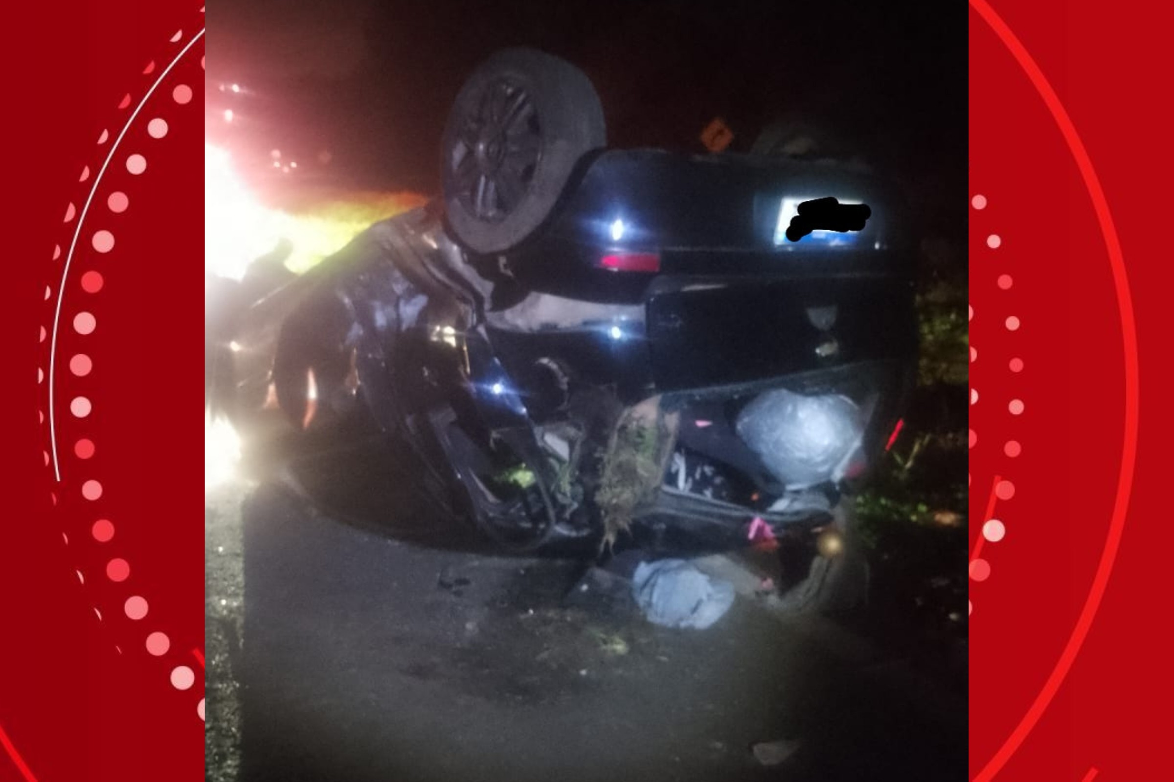 Carro atinge medidor de velocidade, capota e deixa um morto e quatro feridos no Paraná