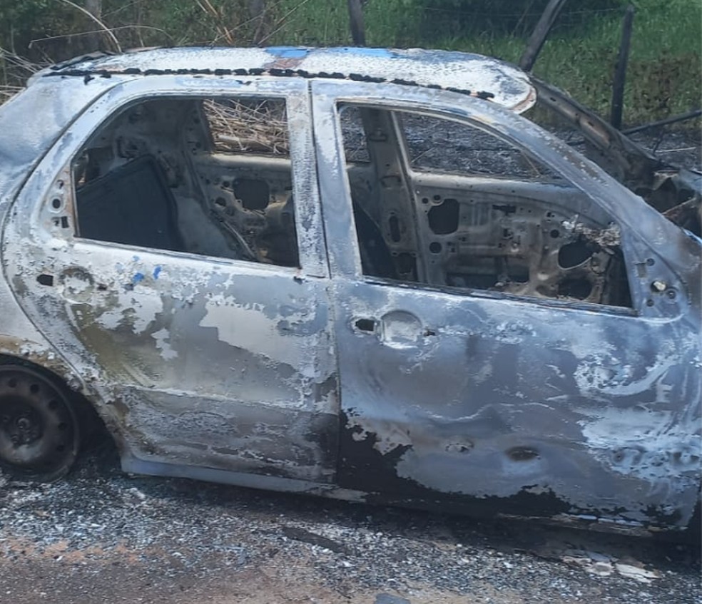 Carro incendiado foi encontrado próximo ao local onde as vítimas foram achadas, em Porto Seguro — Foto: Reprodução/PC-BA