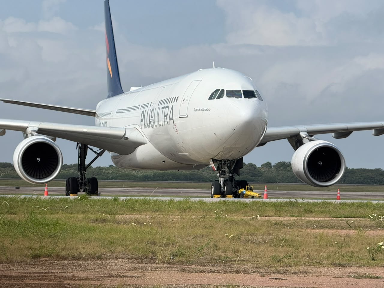 Avião que fez pouso de emergência em Natal deixa aeroporto após três semanas