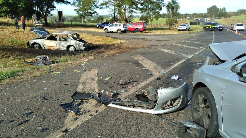 Uma das vítimas não conseguiu sair do veículo e morreu carbonizada — Foto: João Selare / TV TEM
