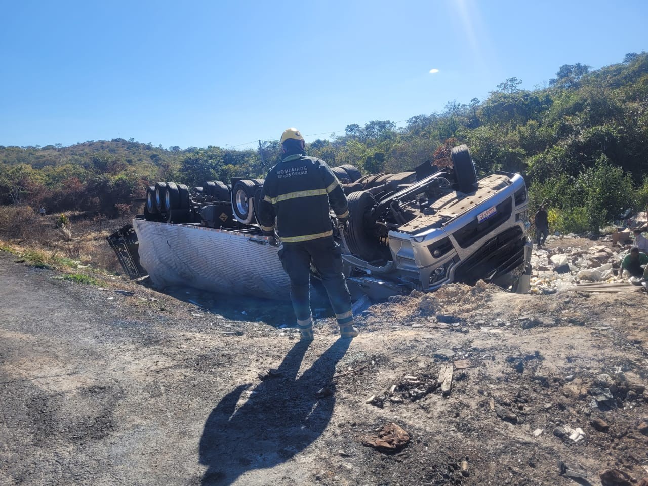 Motorista de carreta fica preso às ferragens e morre em acidente na BR-251