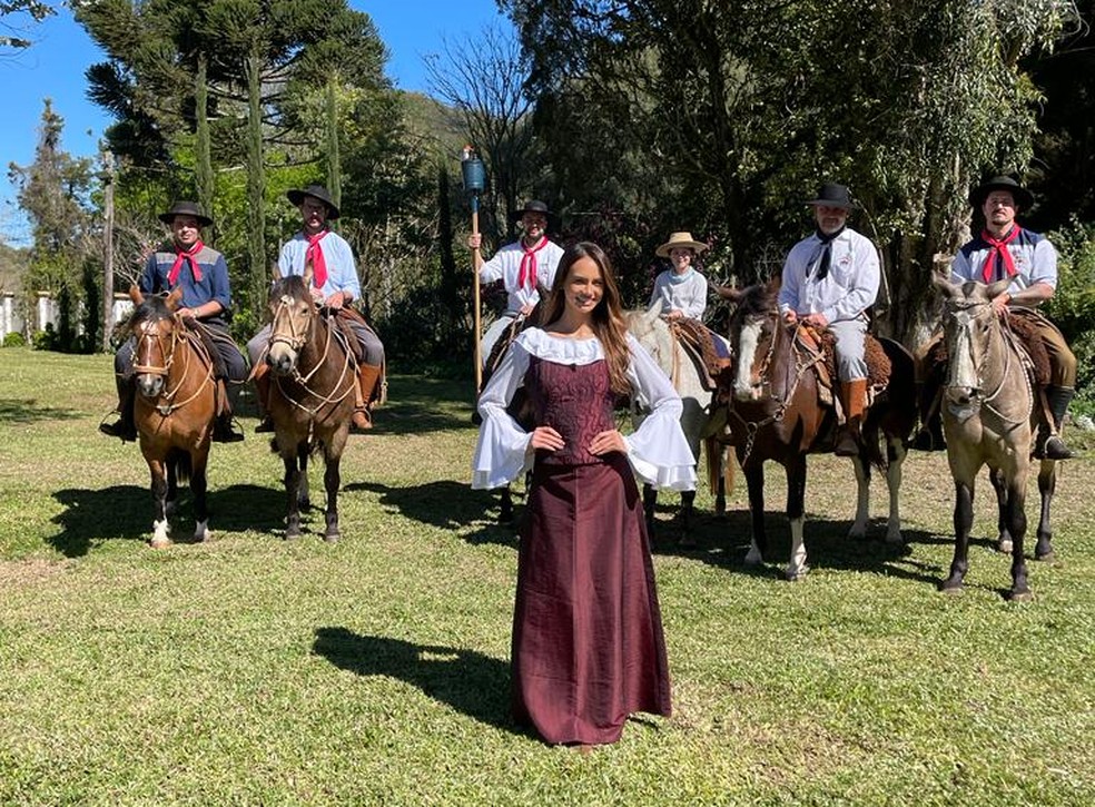 Miss Brasil e cavalarianos em Vacaria — Foto: Arquivo pessoal