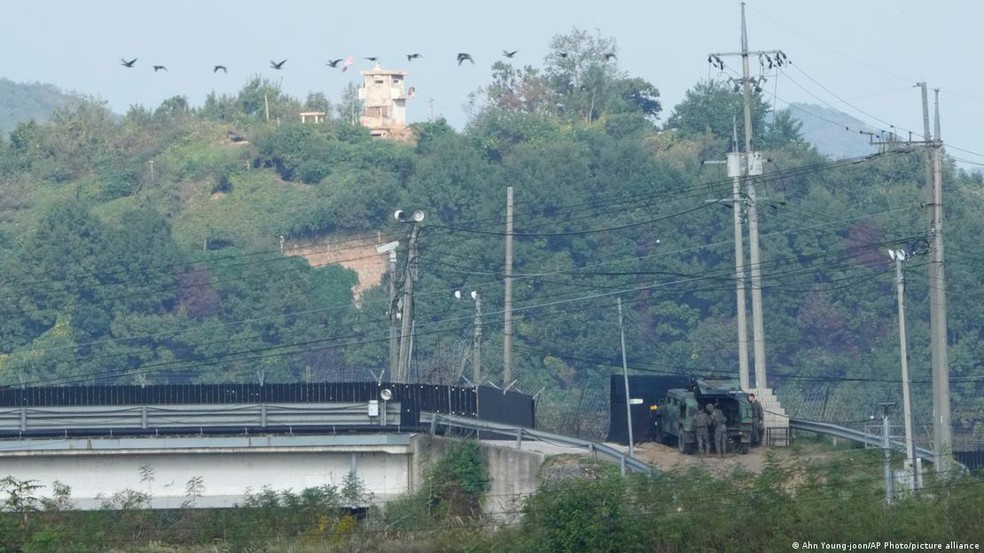 Torre de observação sul-coreana na fronteira com a Coreia do Norte — Foto: Ahn Young-joon/AP Photo/picture alliance via DW