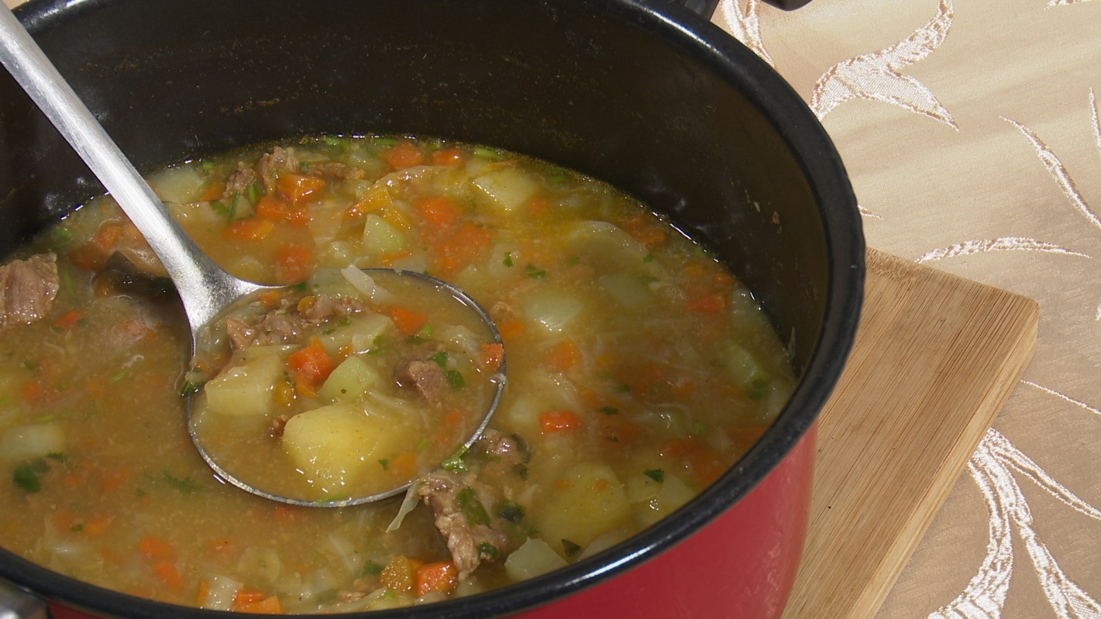 Aprenda a fazer sopa de carne no Chef JPB 