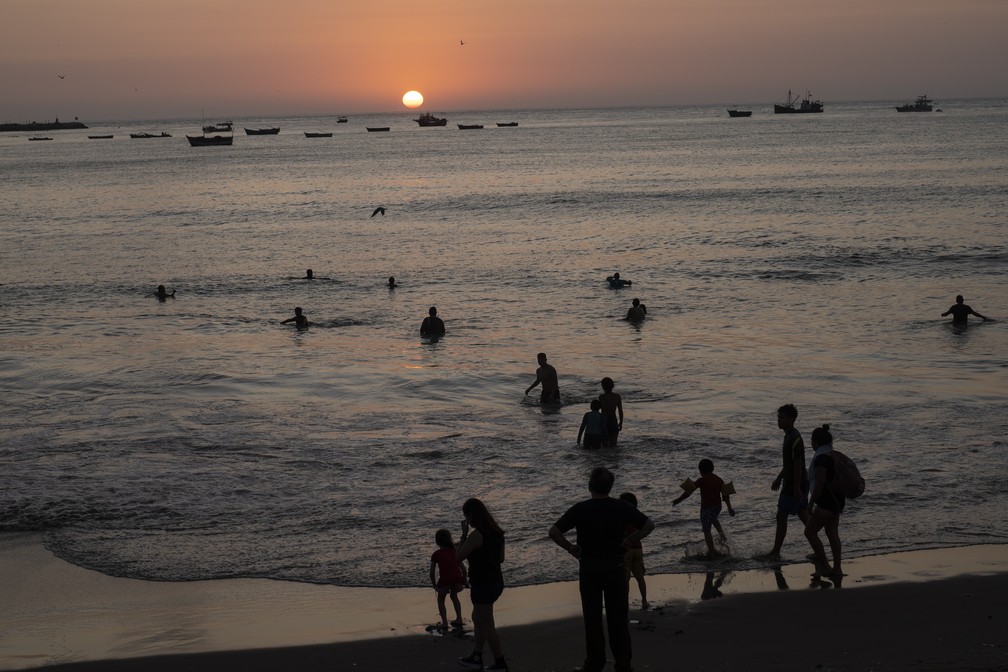Banhistas na praia de Agua Dulce, em Lima, no Peru. — Foto: AP Photo/Rodrigo Abd, File