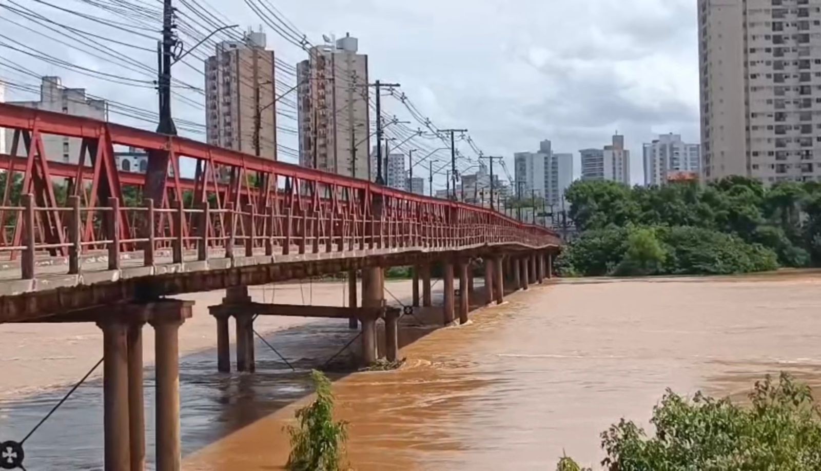 Ponte Barcelos Martins é interditada após dano estrutural em Campos