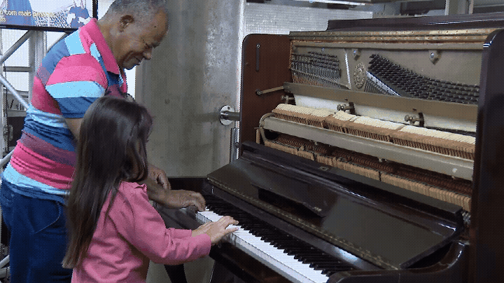'Piano no metrô': estação no DF tem instrumento livre e encanta passageiros
