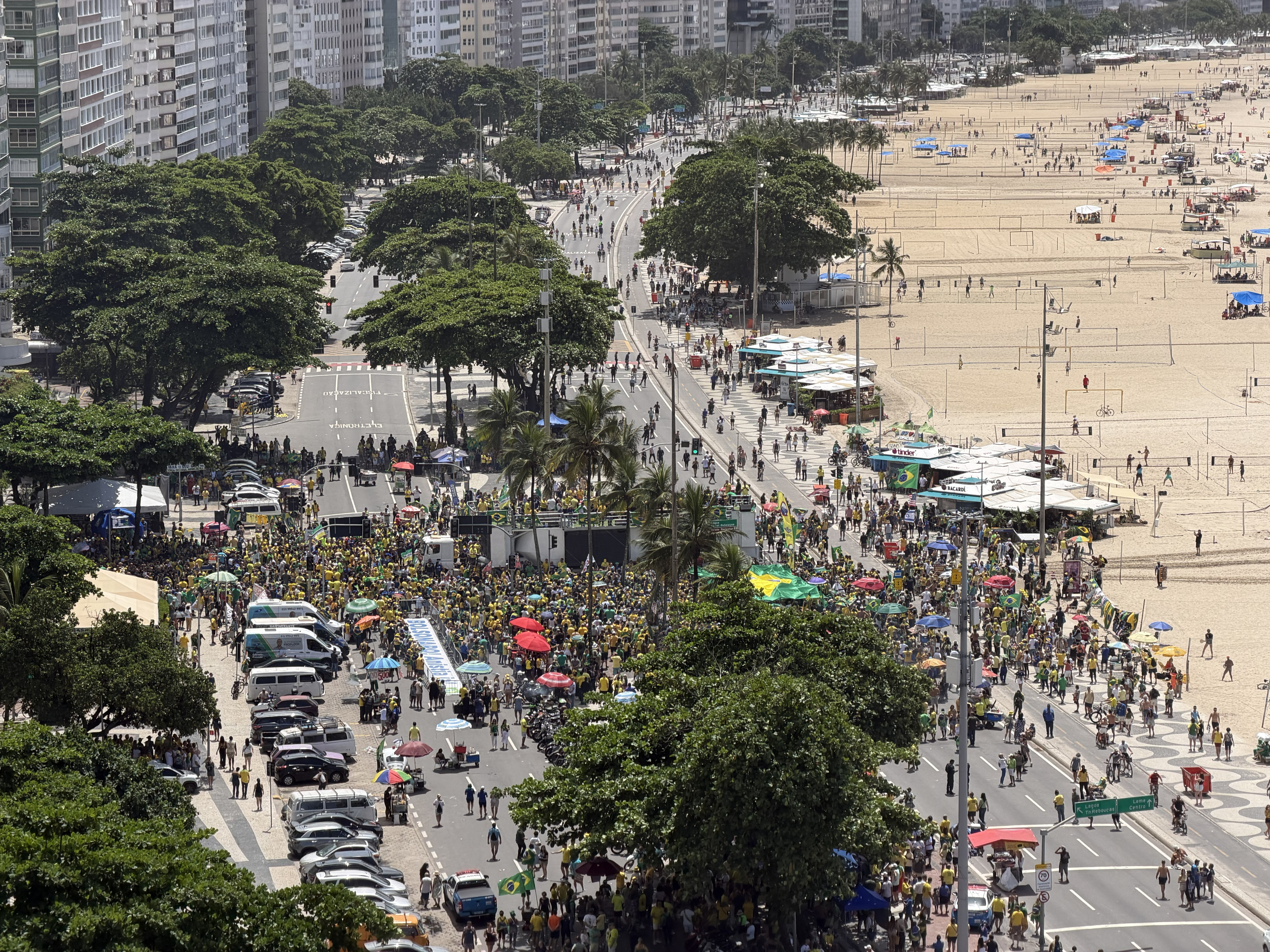 Manifestantes fazem ato contra Lula e ministros do STF em Copacabana