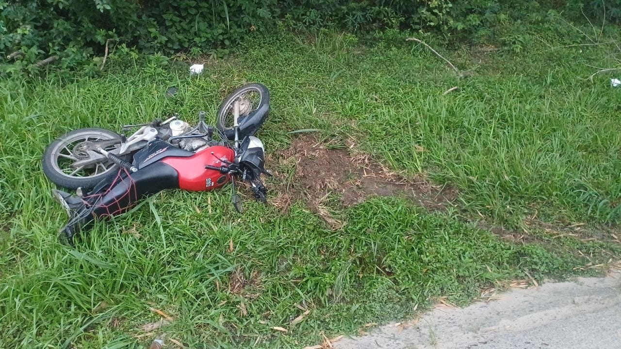 Acidente com moto deixa mulher morta e homem gravemente ferido na Via Dutra, em Pinheiral