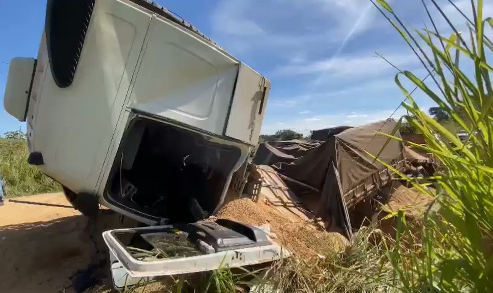 Motorista morre após caminhão cair de ponte interditada na região de Marília — Foto: Jhonnatan Barbosa/Arquivo pessoal