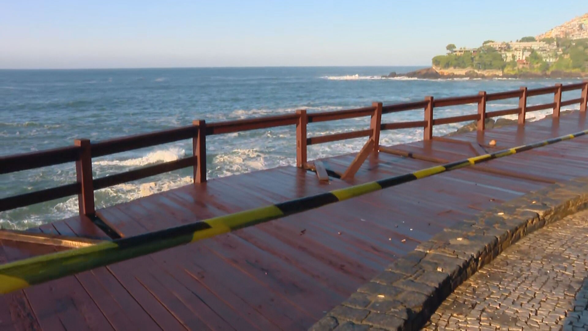 Ondas danificam estrutura do píer do Mirante do Leblon; área foi interditada para reparo
