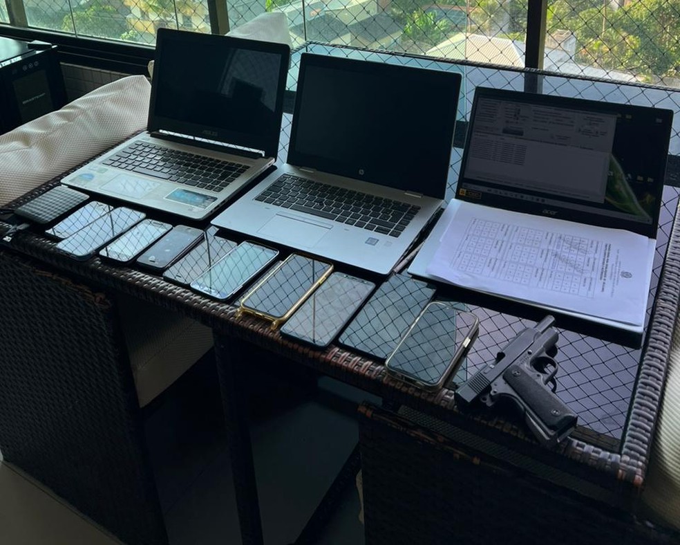 Celulares e computadores encontrados pela PF na casa de Giancarlo Gomes Rodrigues, militar investigado em operao sobre espionagem na Abin — Foto: Reproduo
