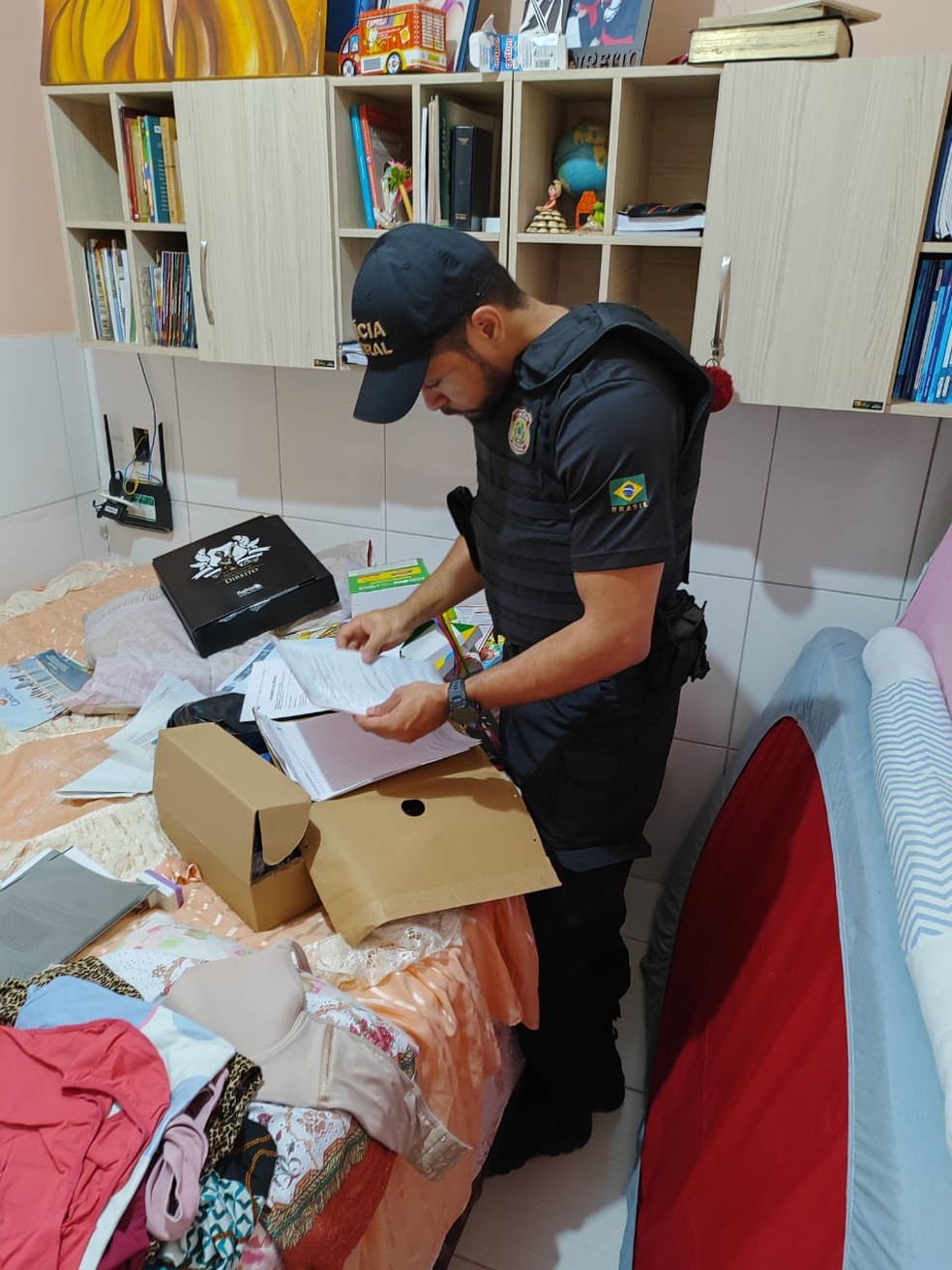 Foram cumpridos 19 mandados de busca e apreensão, de afastamento temporário das funções públicas e de prisão preventiva  — Foto: Polícia Federal