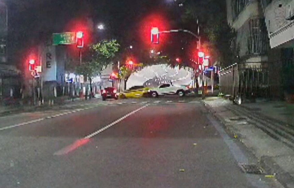 Carro bate em táxi após avançar o sinal vermelho em Copacabana — Foto: Reprodução