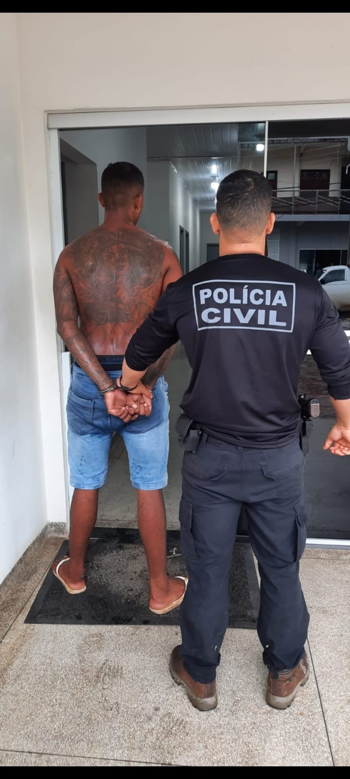 Mais um suspeito de roubo de R$ 100 mil em joias é preso escondido na casa do pai no interior do Acre