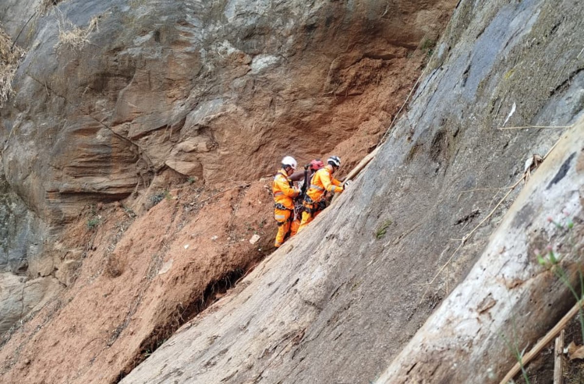Mulher é socorrida após cair em fenda do Morro do Cristo, em Juiz de Fora