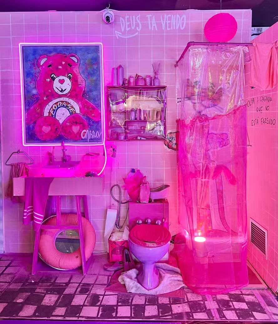 Criança se confunde em exposição na Barra e faz xixi em privada cenográfica 