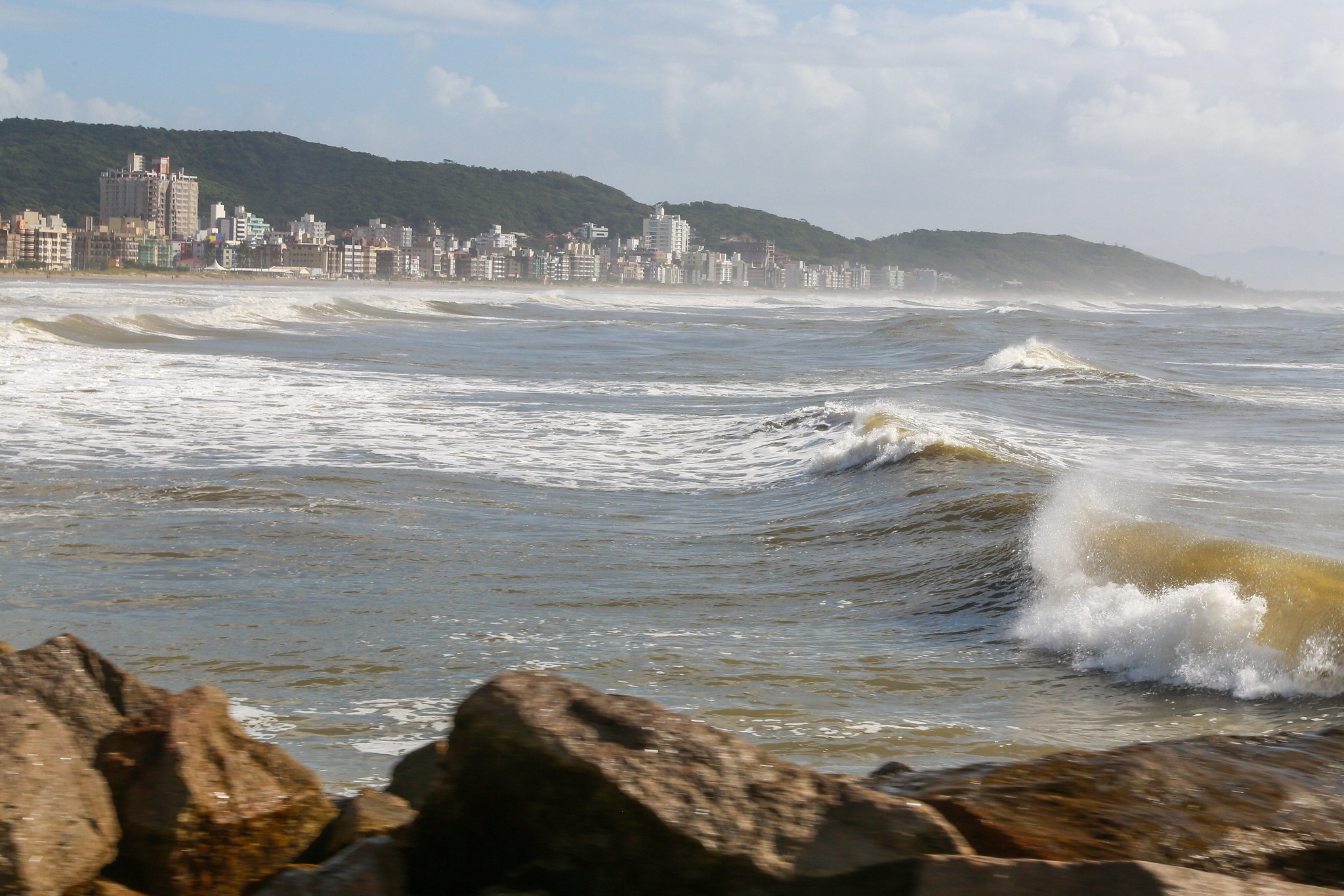 Ventos de 80 km/h e ondas de 6 metros: ciclone em Florianópolis e traz risco para pesca e navegação