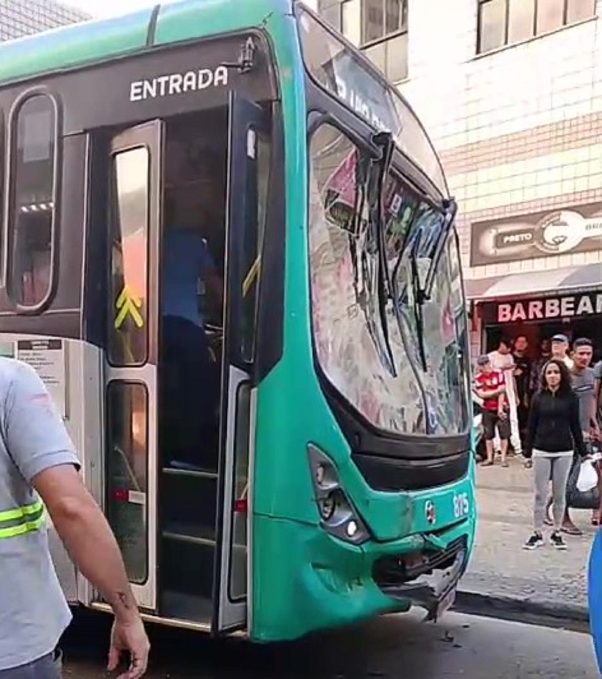 Batida entre dois ônibus deixa passageiros feridos em Juiz de Fora