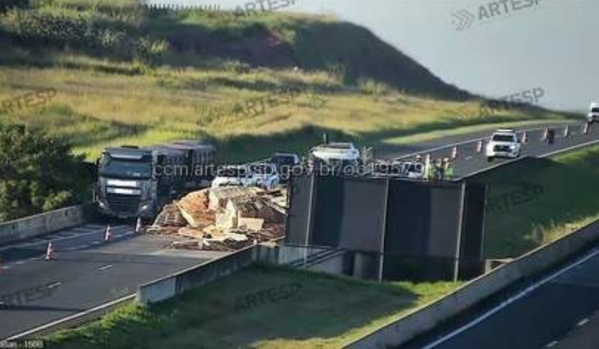 Carreta tomba e bloqueia duas faixas da Rodovia dos Bandeirantes, em Limeira
